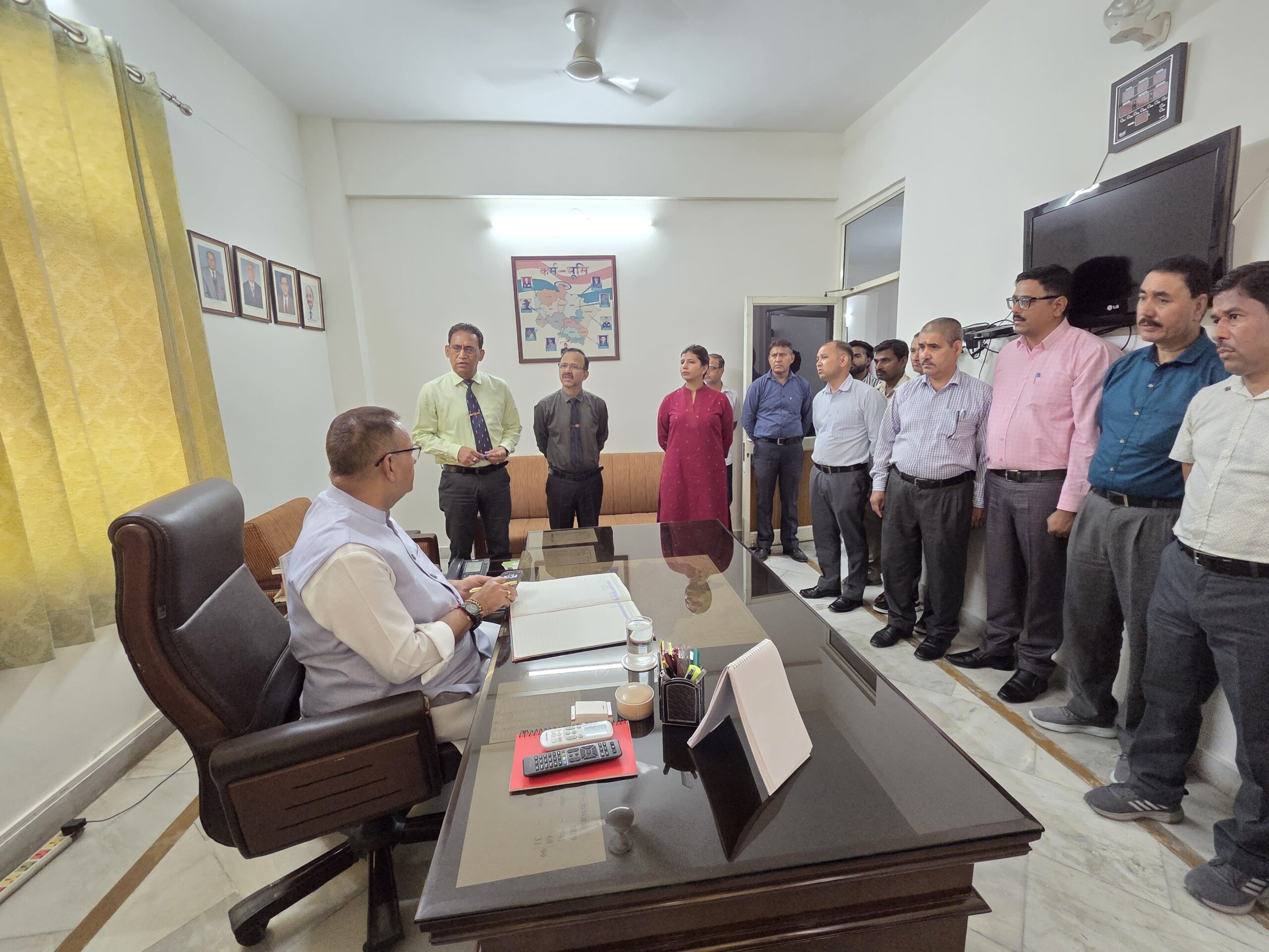 इलेक्ट्रिक वाहन से निकले कैबिनेट मंत्री गणेश जोशी, सैनिक कल्याण निदेशालय का किया औचक निरीक्षण