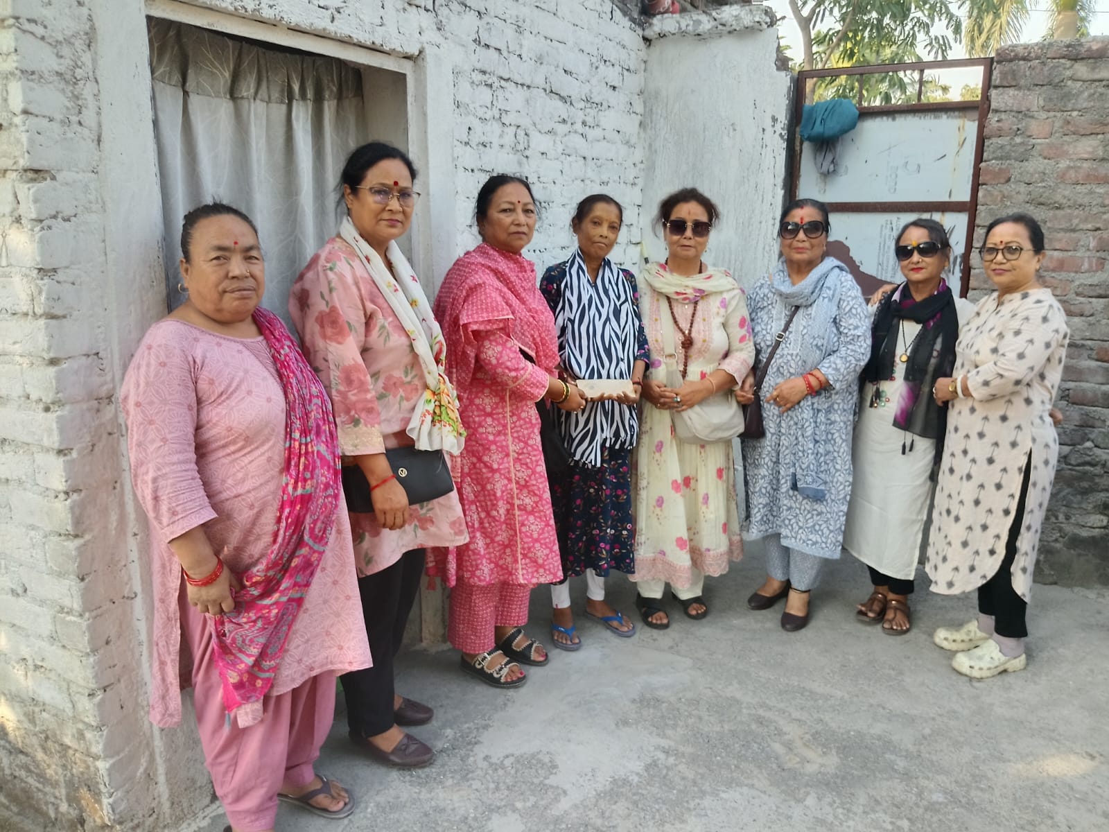 शहीद मेजर दुर्गा मल्ल मैमोरियल ट्रस्ट ने बीमार महिला को पहुंचाई आर्थिक सहायता