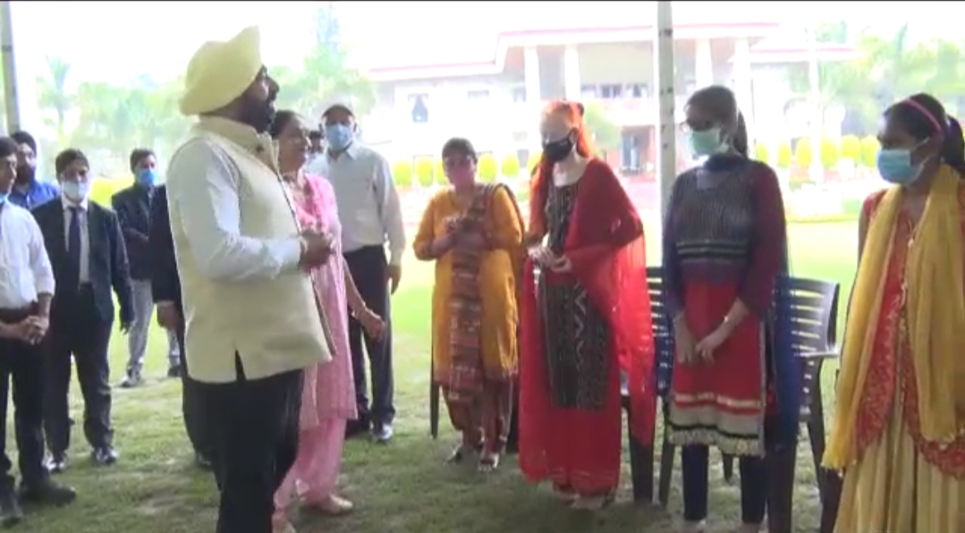 जरूरतमंदों के साथ बांटे अपनी खुशियाँं -राज्यपाल