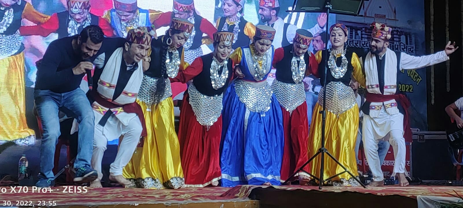 मंत्री सुबोध उनियाल ने हिमाचली गायक विक्की चौहान को किया सम्मानित