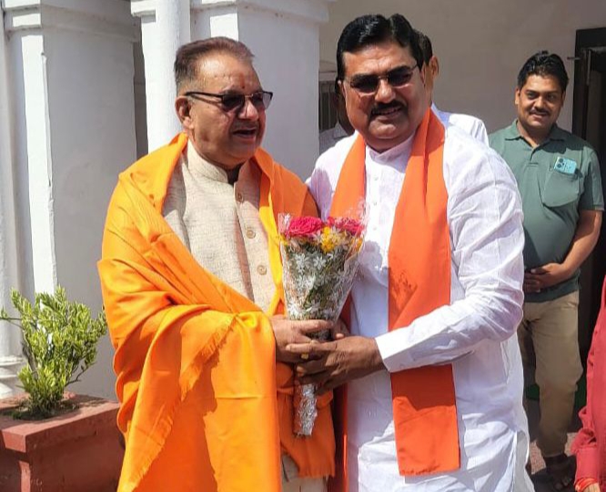 मध्य प्रदेश के कृषि मंत्री के साथ अधिकारियों की बैठक लेते उत्तराखण्ड के कृषि मंत्री गणेश जोशी