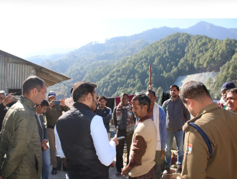 सिलक्यारा पहुंचे श्रमिकों के एक दर्जन परिजनों को प्रशासन ने दिए गर्म कपड़े