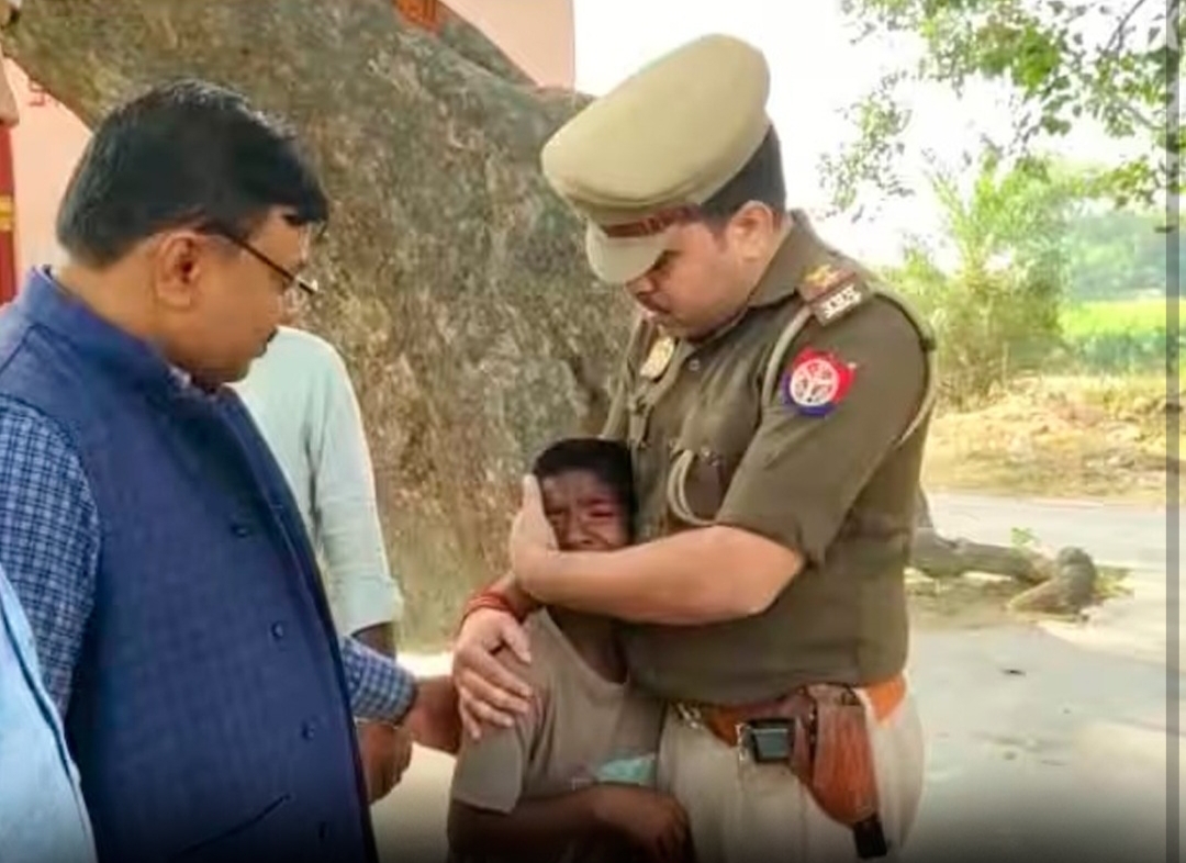 दारोगा से लिपटकर रो पड़ा तीन दिन से भूखा बच्चा, चौकी प्रभारी ने दिखाई दरियादिली