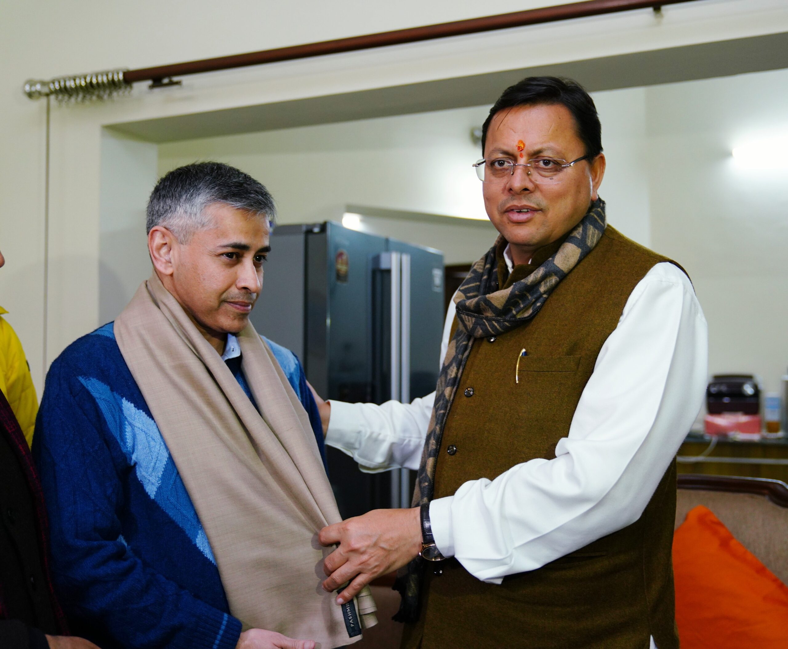 मुख्यमंत्री ने कतर से सकुशल लौटे सौरभ वशिष्ट और उनके परिजनों से की भेंट, सौरभ को सम्मानित कर दी शुभकामनायें