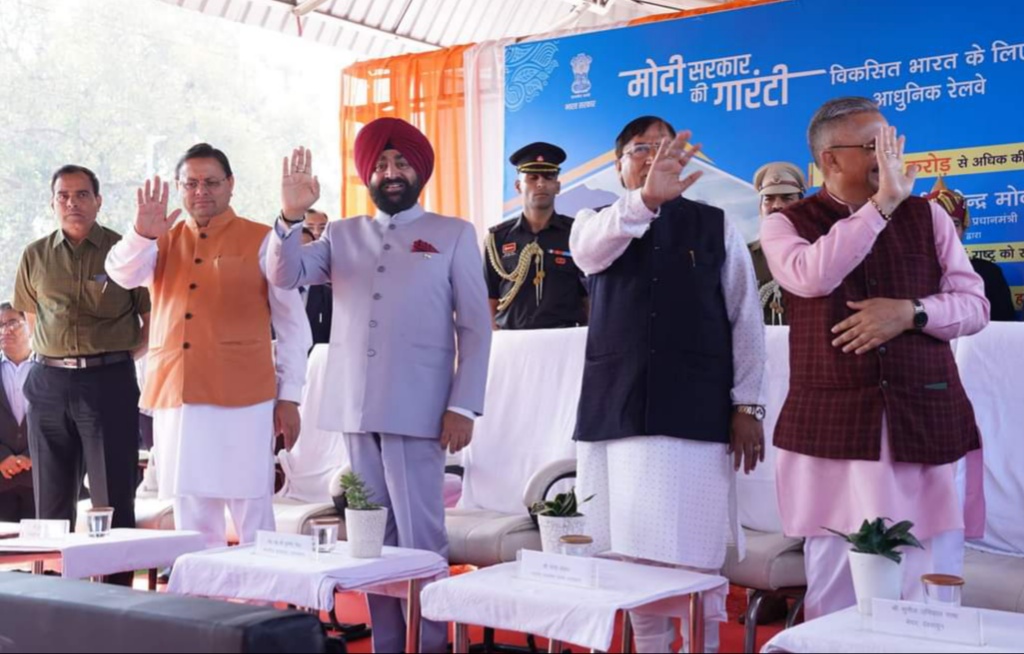 देहरादून : प्रधानमंत्री ने लखनऊ-देहरादून के बीच नई वंदे भारत ट्रेन का किया शुभारंभ।
