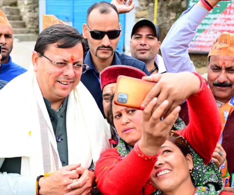 भटवाड़ी, उत्तरकाशी में आयोजित जनसभा में जाते वक्त धामी के नारों से गूंजा रैथल गांव