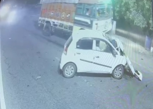 Big News : यहां मोटरसाइकिल और कार की हुई टक्कर, दो लोगों की मौत, मचा हड़कंप