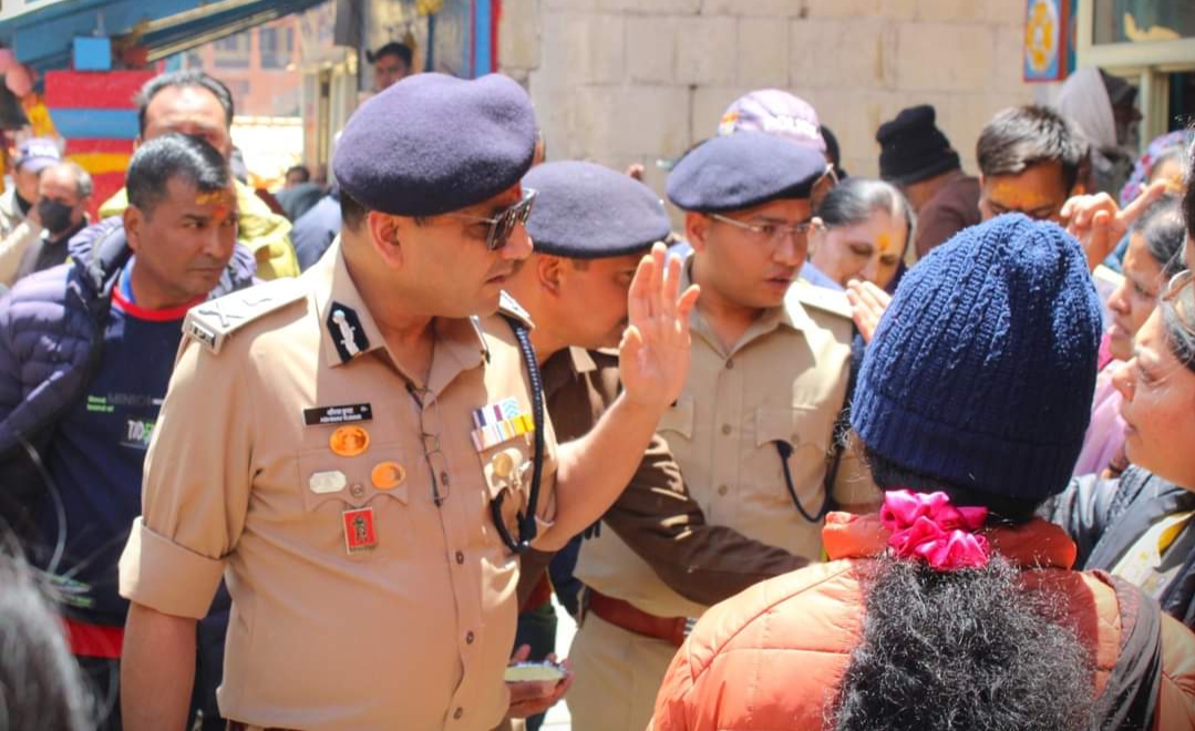 बड़ी ख़बर : पुलिस महानिदेशक उत्तराखंड द्वारा बद्रीनाथ धाम पहुँचकर लिया गया सुरक्षा व्यवस्थाओं का जायजा