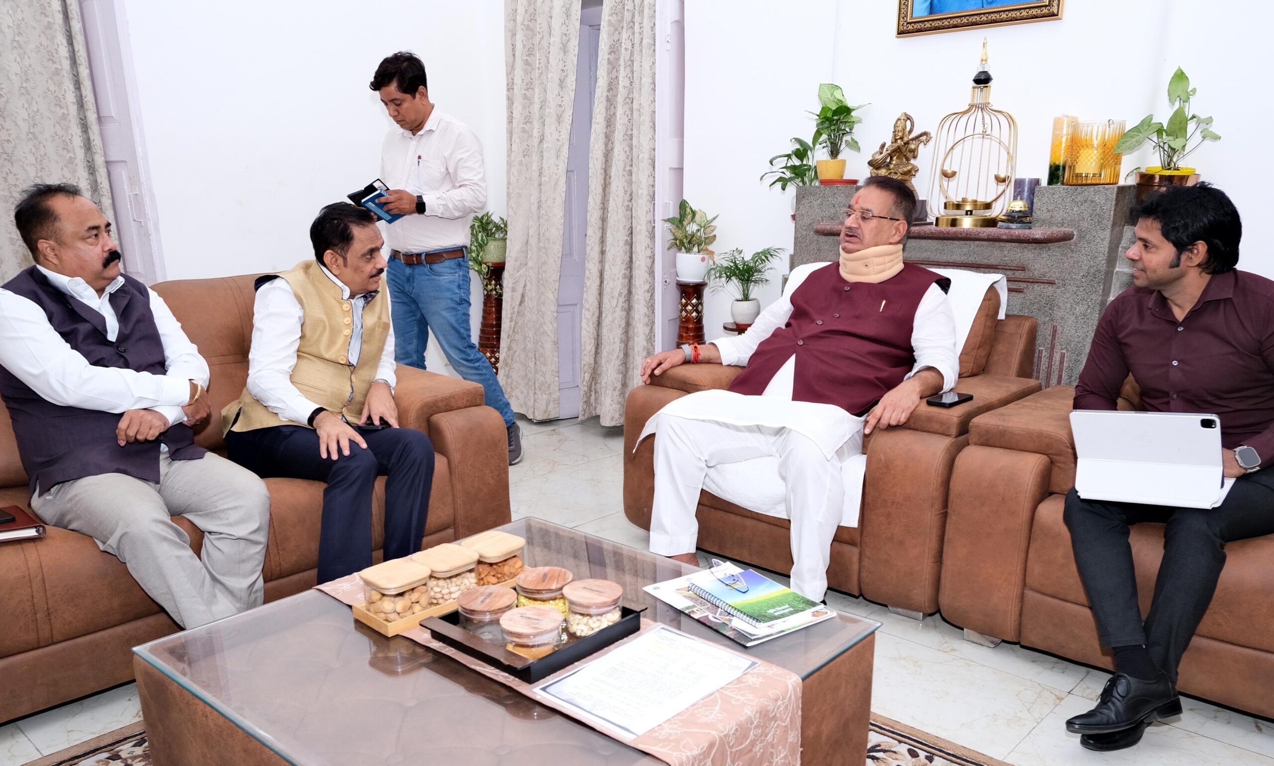 कृषि मंत्री गणेश जोशी से अडानी गुप्र के प्रतिनिधि मण्डल ने की मुलाकात