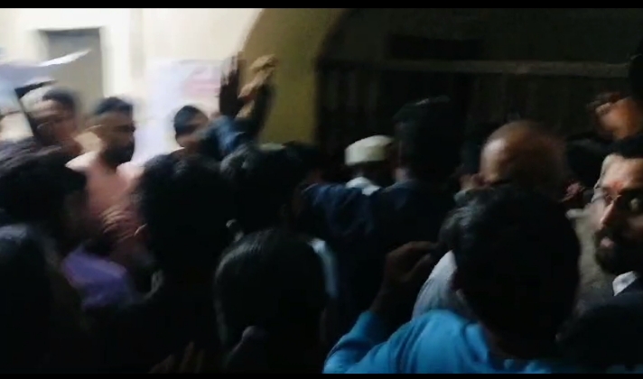 बागेश्वर ब्रेकिंग -: देवनाई घाटी के ग्राम रणकुड़ी में शराबी की खुलेआम गुंडागर्दी- शराबी ने शराब के नशे में भरे सिलेंडर से 11 लोगों को जलाया..
