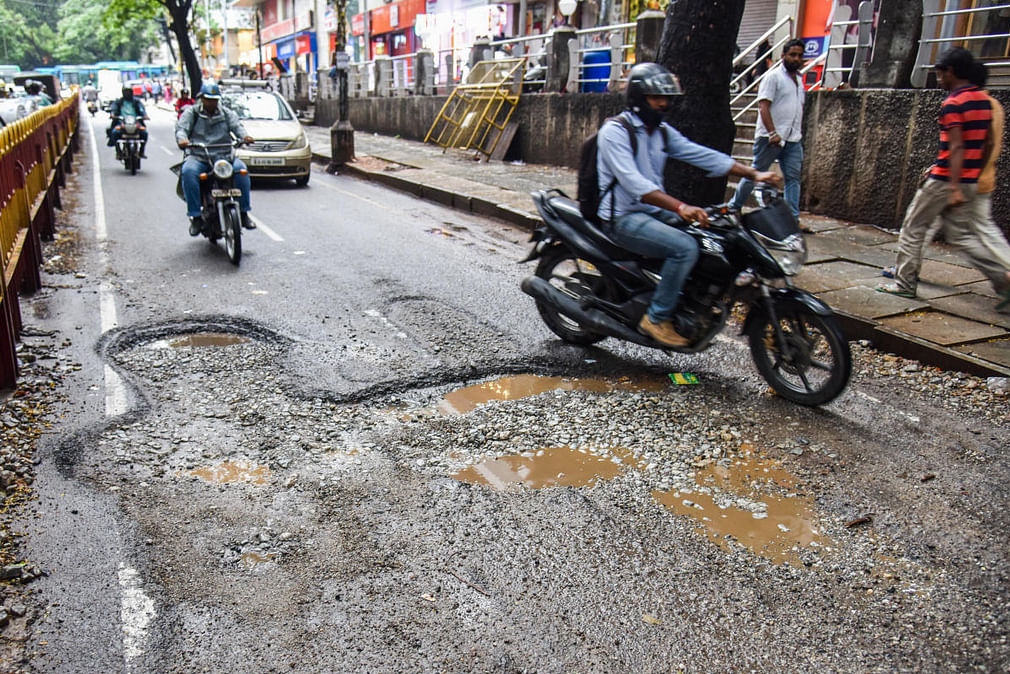 सड़क के गड्ढे ने ली 11वीं के छात्र की जान, दोस्त गंभीर रूप से घायल