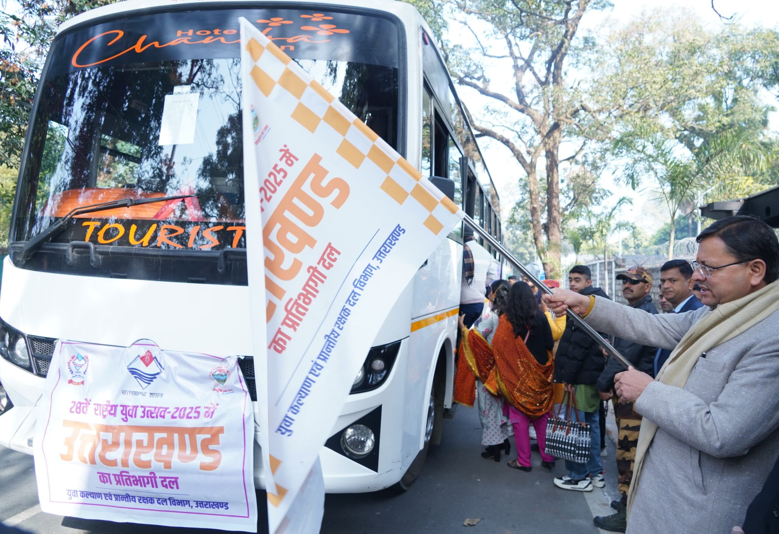 CM धामी ने उत्तराखंड दल को 28वें राष्ट्रीय युवा महोत्सव के लिए किया रवाना..