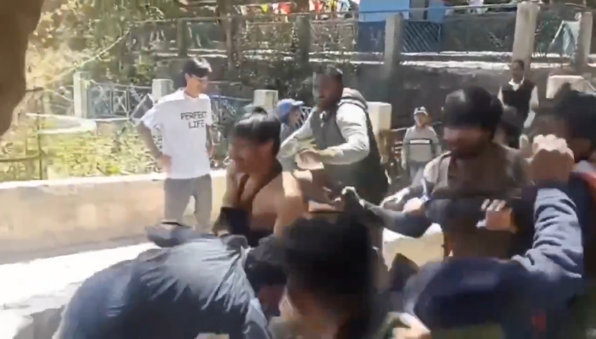 नैनीताल में पर्यटकों के बीच झील किनारे मारपीट, वायरल हुआ वीडियो
