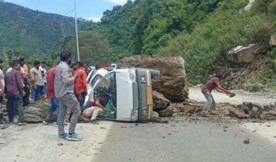 ऋषिकेश बदरीनाथ हाईवे पर दर्दनाक हादसा, बोल्डर गिरने से महिला की मौत, चार घायल