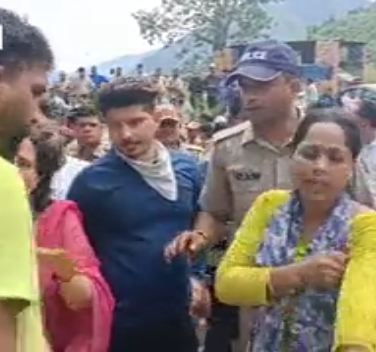 पौड़ी आत्महत्या मामला: अंतिम संस्कार से इंकार, शव रखकर परिजनों ने लगाया जाम