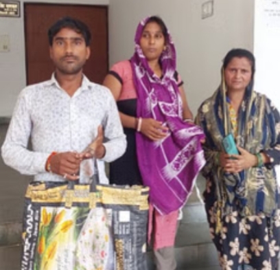 लखीमपुर खीरी: गलत इलाज से नवजात की मौत, पिता ने शव लेकर डीएम से लगाई न्याय की गुहार