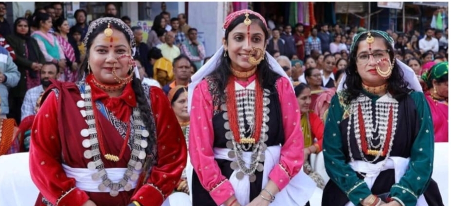 लोक संस्कृति के रंग में रंगी मेयर, डीएम और नगर आयुक्त — सोशल मीडिया पर छा गईं तीनों अधिकारी
