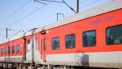 सूझबूझ से बचा बड़ा रेल हादसा: लोको पायलट की सतर्कता से टली सैकड़ों लोगों की जान पर मंडराती आफत