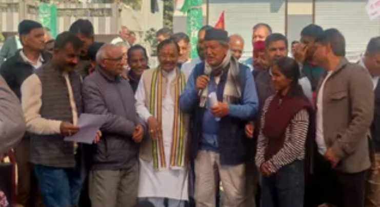 ऋषिकेश वन भूमि विवाद: धरने पर पहुंचे हरीश रावत,