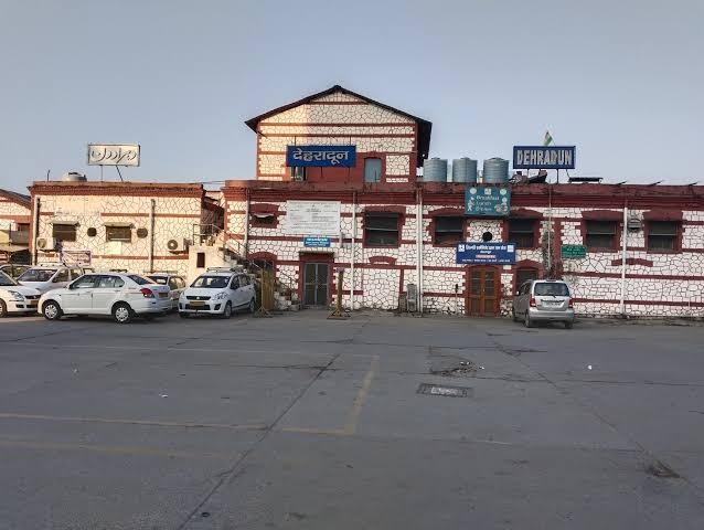 देहरादून रेलवे स्टेशन पर शंटिंग के दौरान एक्सप्रेस कोच पटरी से उतरा,