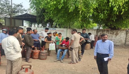 रुद्रपुर में एलपीजी सिलिंडर की किल्लत, रात दो बजे से लगी लंबी कतार;