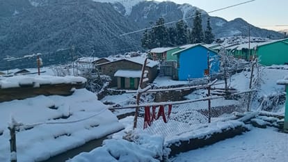 उत्तराखंड में बारिश-बर्फबारी से मौसम बदला: तापमान में गिरावट,
