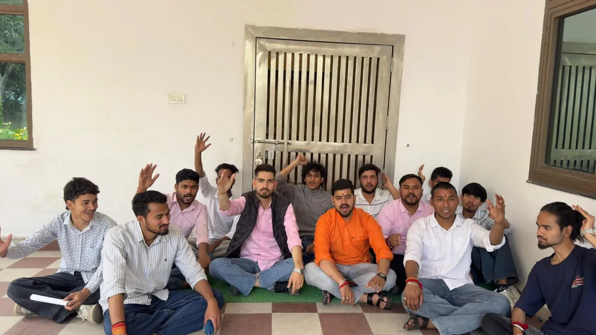 गढ़वाल विश्वविद्यालय में पीएचडी प्रवेश को लेकर छात्रों का उग्र आंदोलन,