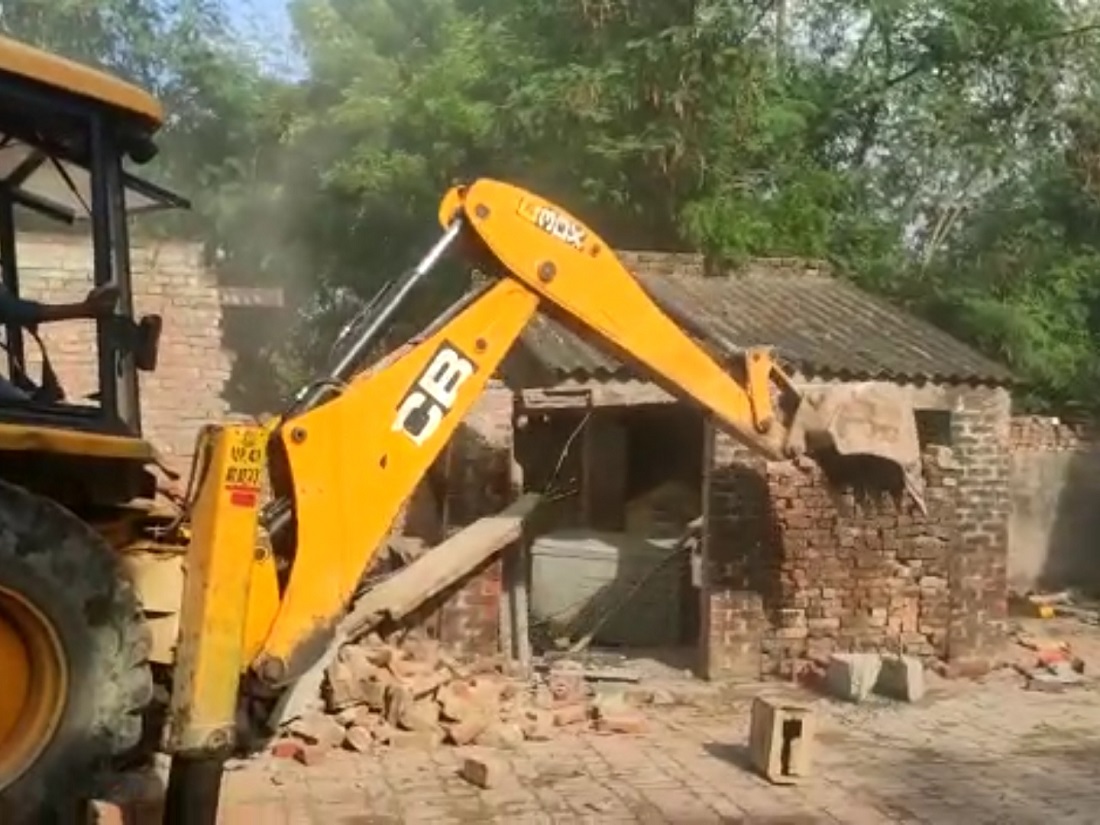 उत्तराखंड: नैनीताल में हाइवे के किनारे वन विभाग के जमीन में किया जा रहा अवैध अतिक्रमण, मौके पर टीम पहुंची और किया ध्वस्त.