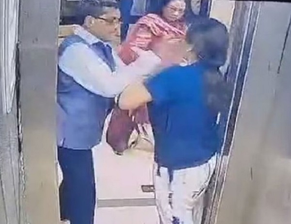 ‘लिफ्ट में कुत्ते को लेकर हुआ विवाद, रिटायर्ड IAS ने महिला को जड़ा थप्पड’