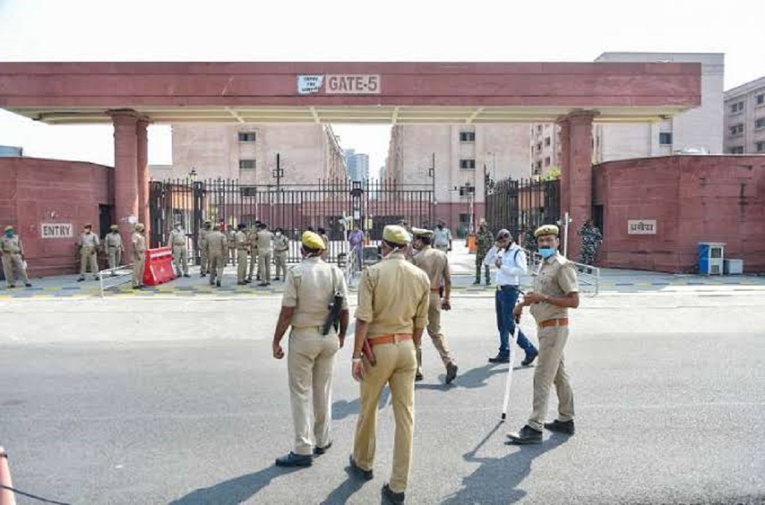 लखनऊ बेंच ने अवमानना के मामले को गंभीरता से लेते हुुुए आयकर विभाग के डिप्टी कमिश्नर को 7 दिन की सुनाई जेल की सजा: सीएम योगी अदित्यानाथ