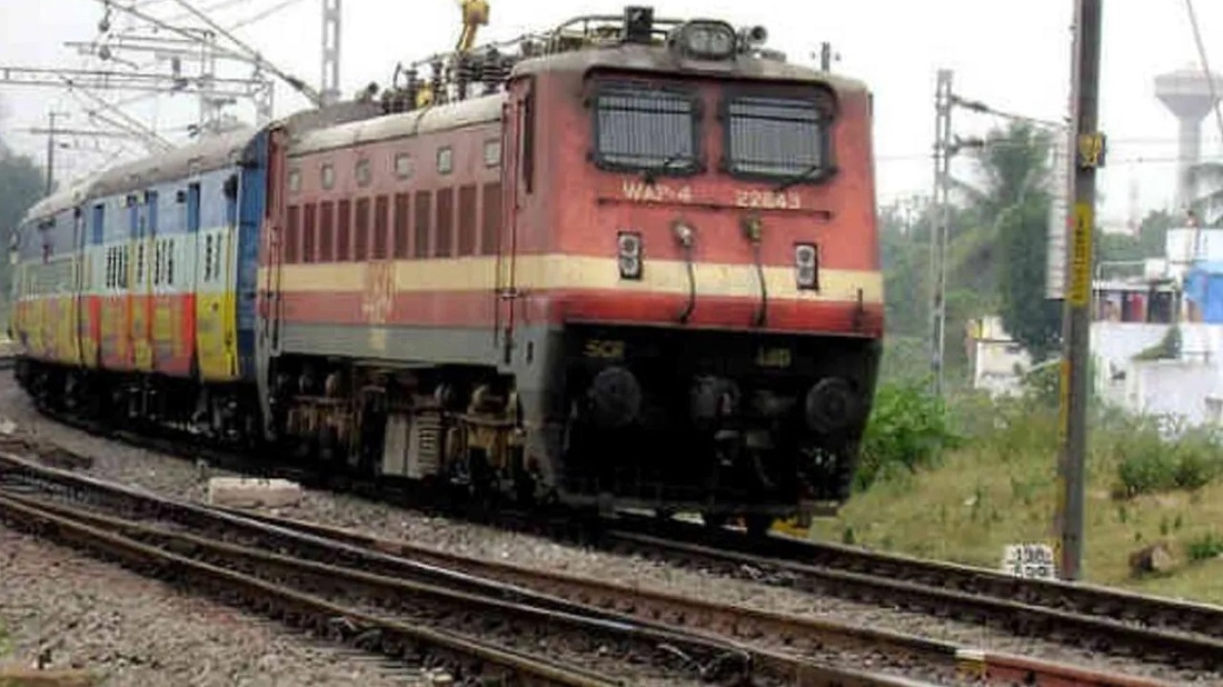 भारतीय रेल में मुनाफा बढे इसको लेकर लगातार कोशिश, जब रेल प्रशासन यात्रियों को ही सही सुविधा नहीं देगा तो फिर कैसे बढ़ेगा मुनाफा.