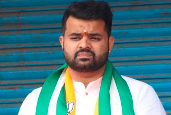 बेंगलुरु एयरपोर्ट पर उतरते ही प्रज्वल रेवन्ना गिरफ्तार,,मेडिकल जांच के बाद कोर्ट में होगी पेशी..