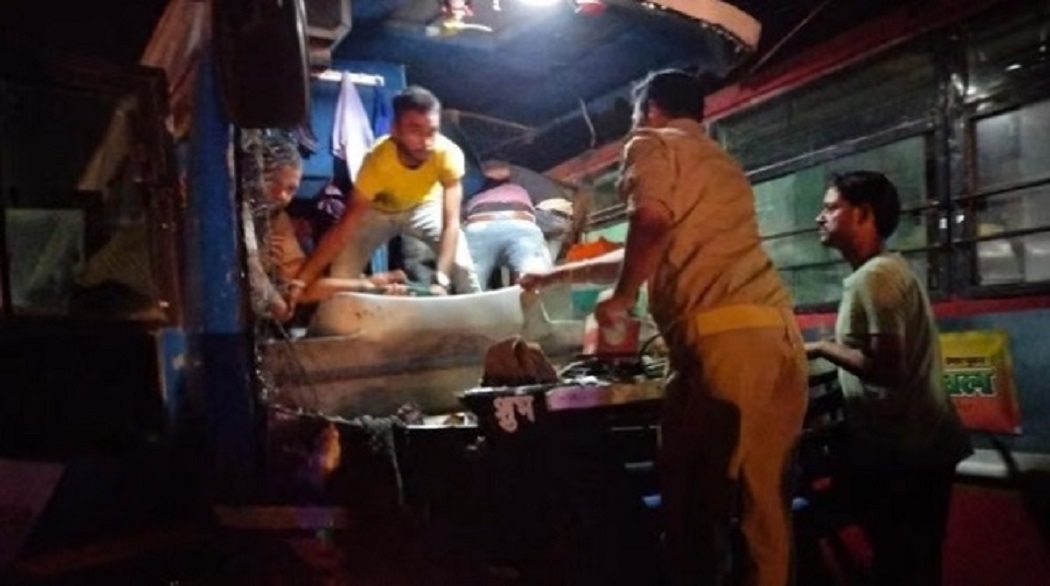 उत्तरप्रदेश: जौनपुर में देर रात टूरिस्ट  बसों कि टक्कर से महिला कि मौत, 18 लोग घायल.