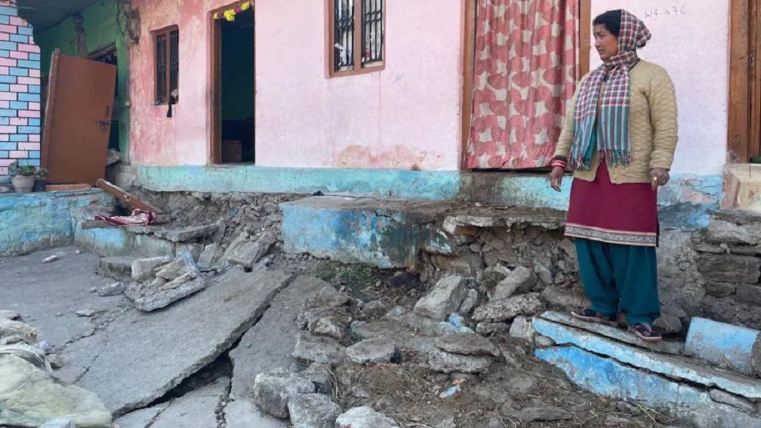 600 से ज्यादा घरों में दरारें और फट रहीं सड़कें, एनडीआरएफ़, एसडीआरएफ़ की टीमें तैनात, डरे लोग: जोशीमठ 