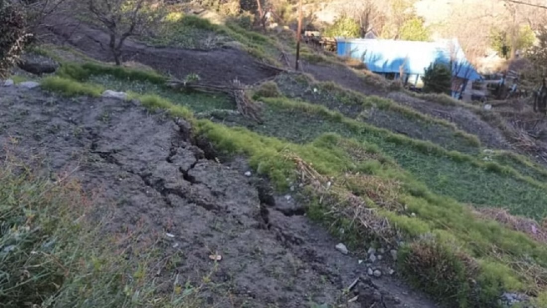 उत्तराखंड में जोशीमठ सिंहधार में दरारों से प्रभावित टूटा मक़ान, मकान की छत भरभराकर गिरि, अन्य आवासीय मकान व गोशाला को भी खतरा पैदा: