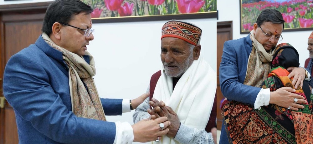 इस माँ को गले लगा कर भावुक हुए मुख्यमंत्री धामी....