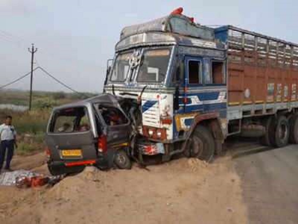 कर्नाटक में ट्रक और क्रूजर की भीषण टक्‍कर, 3 बच्चों सहित 9 की मौत, पीएम मोदी ने की दो लाख मुआवजे की घोषणा.