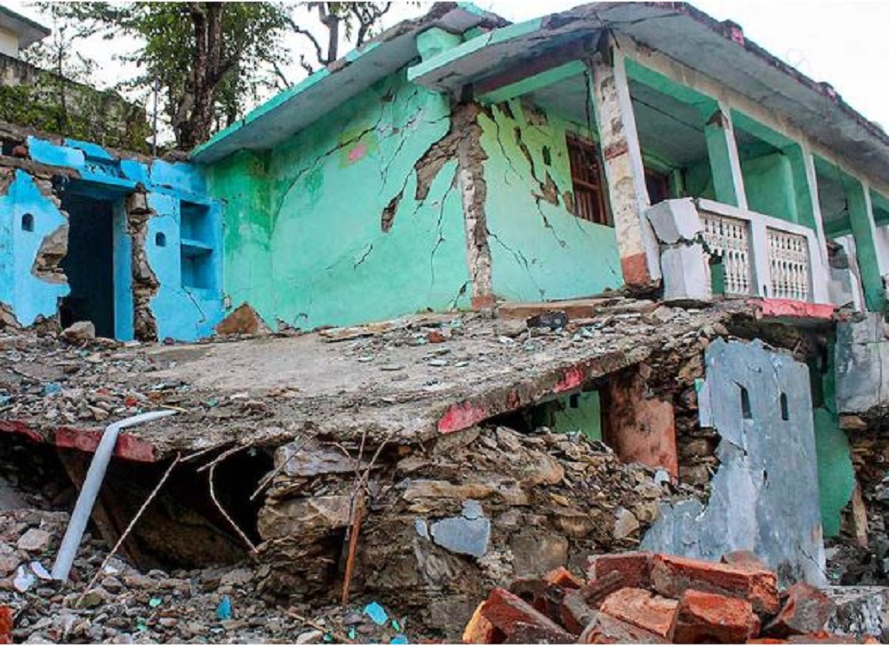 उत्तराखंड में जोशीमठ के बाद अब कर्णप्रयाग पर खतरे के बादल, बड़ी-बड़ी दरारें, प्रशासन ने खाली कराए घर: