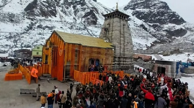 उत्तराखंड में केदारनाथ धाम के कपाट खुले, बर्फबारी के बीच हजारों की संख्या में पहुंचे भोलेनाथ के भक्त: