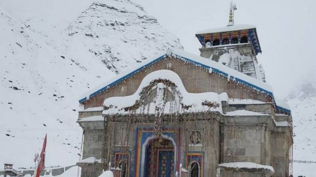 उत्तराखंड: केदारनाथ में बर्फ बारी, यात्रियों के लिये अचानक बड़ी ठंड.