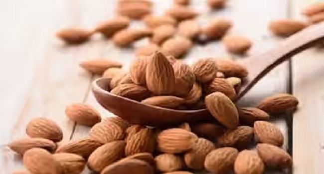 badam khane ke fayde in hindi : छिलके सहित बादाम खाने के फायदे जानें