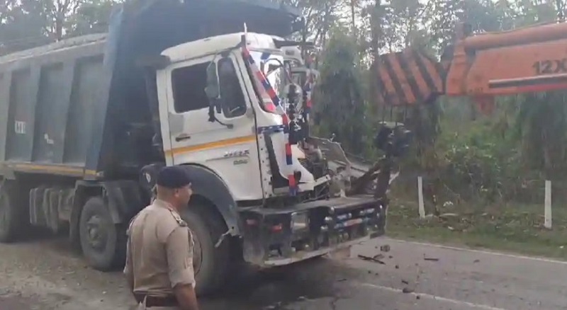 हादसा,,, ट्रक को धक्का लगा रहे पांच मजदूरों को डंपर ने मारी टक्कर,,,तीन लोगों की दर्दनाक मौत..