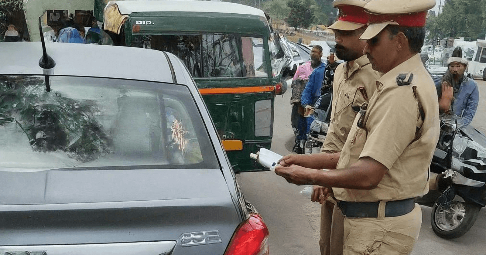 यातायात पुलिस का कमाल.. हेलमेट नहीं लगाने पर कार सवार का चालान