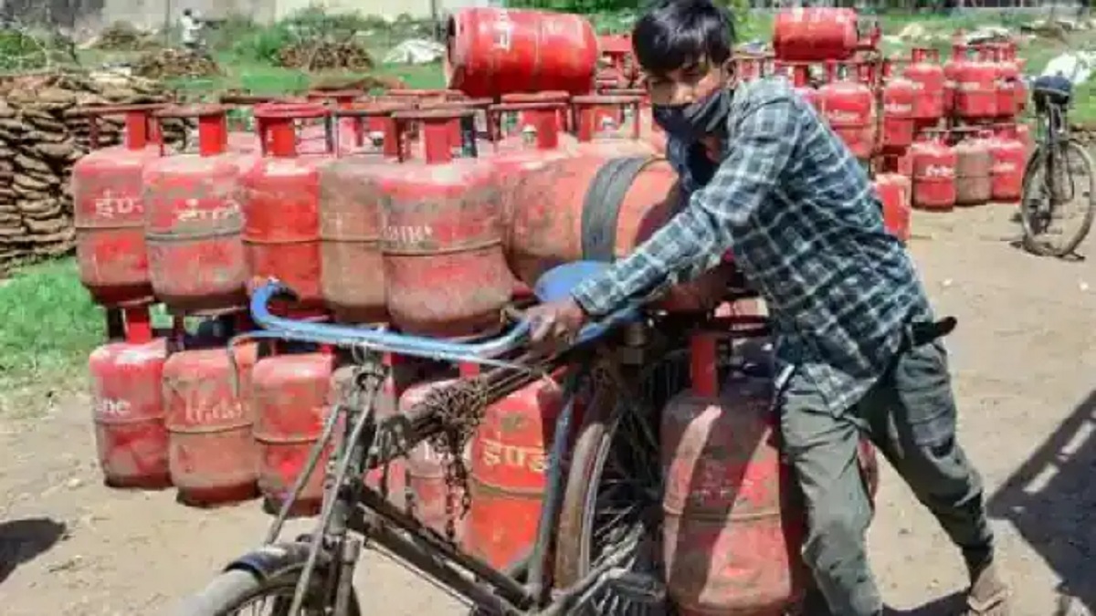 LPG Price 1 June: सस्ता हो गया एलपीजी सिलेंडर, आज से 135 रुपये कम हो गए दाम