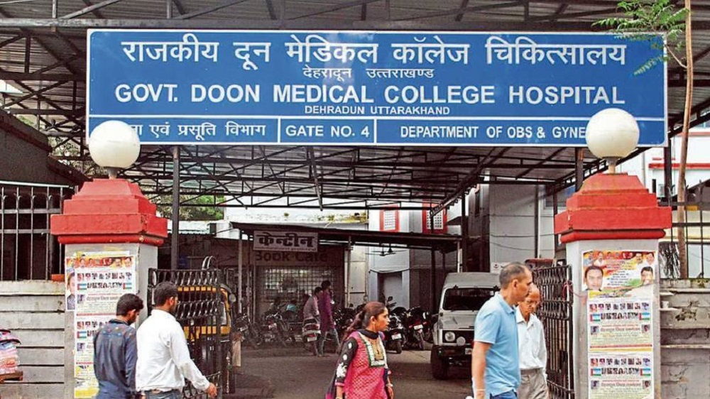 दून अस्पताल में करोड़ों रुपए की मशीनें, लेकिन स्टॉफ के आभाव से मरीज हुए परेशान....