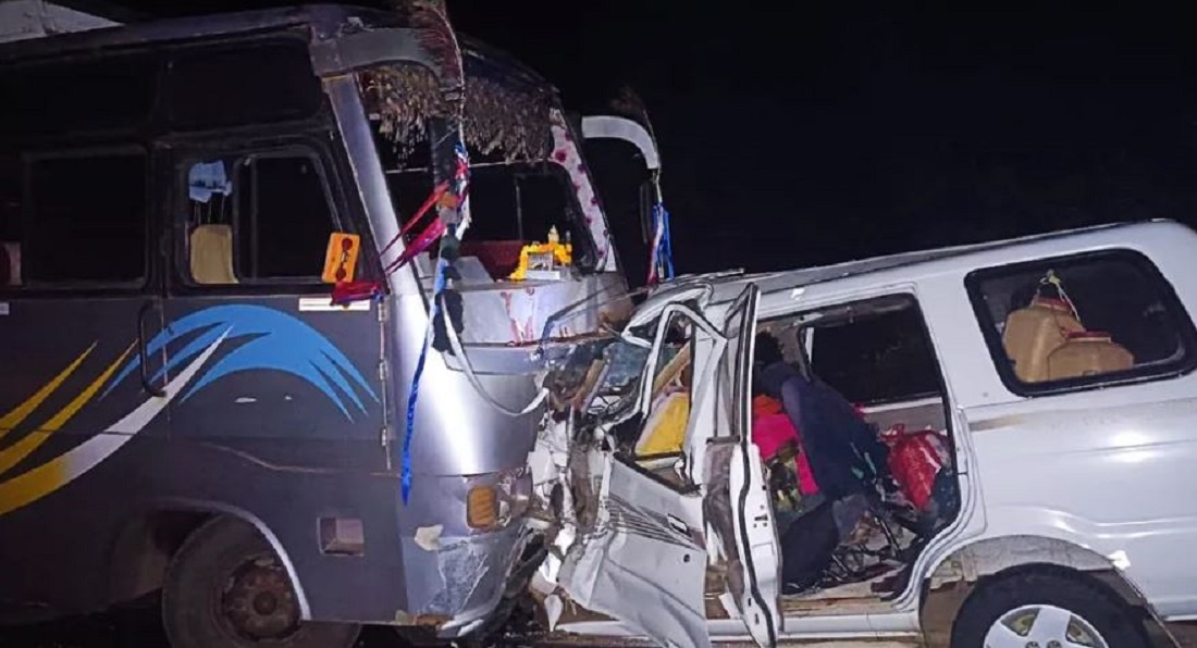 मध्य प्रदेश के बैतूल जिले के झाल्लर में शुक्रवार तड़के एक SUV(स्पोर्ट्स यूटिलिटी व्हीकल) की, एक खाली बस से टक्कर, दो बच्चों समेत 11 लोगों की मौत.