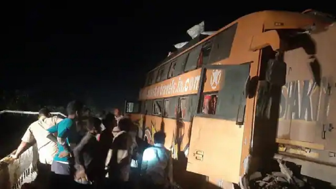 Madhya Pradesh: मध्य प्रदेश के रीवा जिले के सोहागी पहाड़ में देर रात एक दर्दनाक सड़क हादसा, 3 वाहनों की भीषण टक्कर, 15 मजदूरों की मौत.