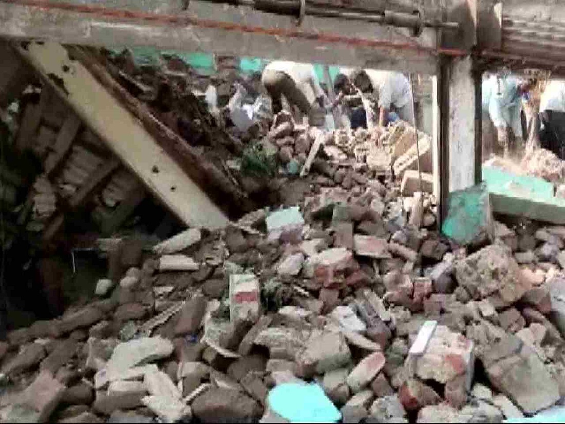 महाराष्ट्र के अमरावती शहर में एक दो मंजिला इमारत गिरने से पांच लोगों की दर्दनाक मौत.