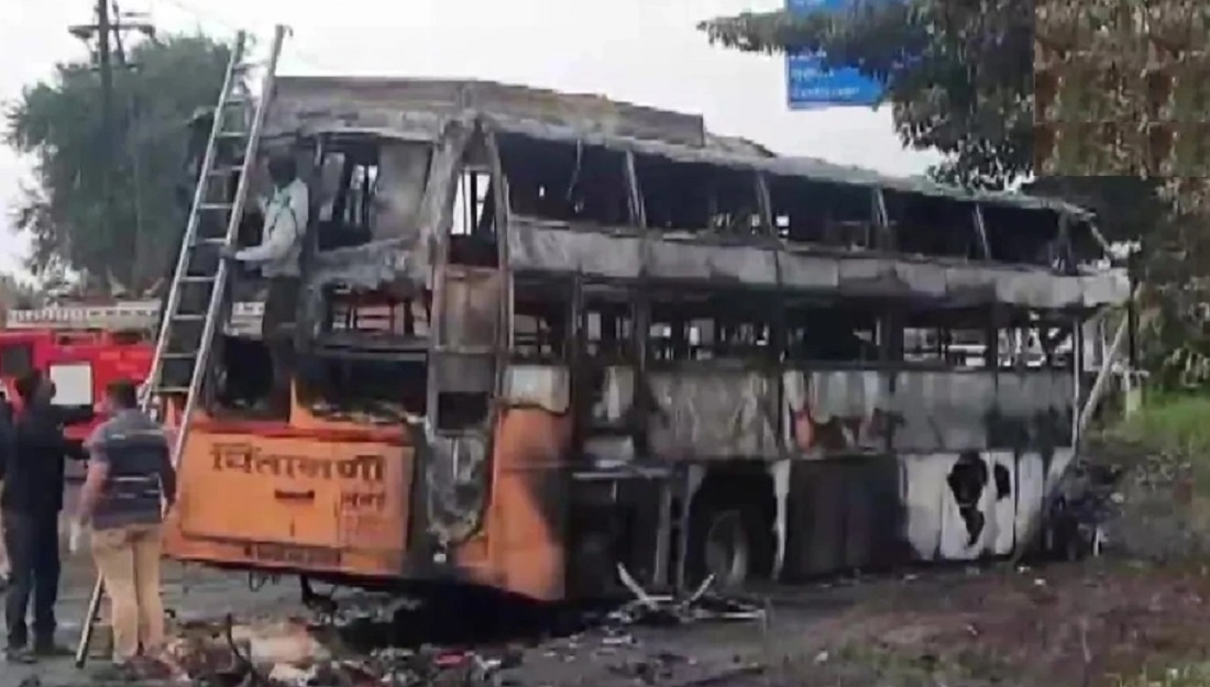 महाराष्ट्र के नासिक शिरडी हाईवे पर हुए एक बड़े हादसे में यात्रियों से भरी बस तेज रफ्तार ट्रक के साथ टकराई, 10 लोगों की मौत: