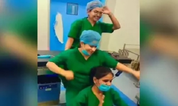 ऑपरेशन थियेटर के अंदर बॉलीवुड गाने पर डांस और रील बनाना इनको पड़ा भारी....